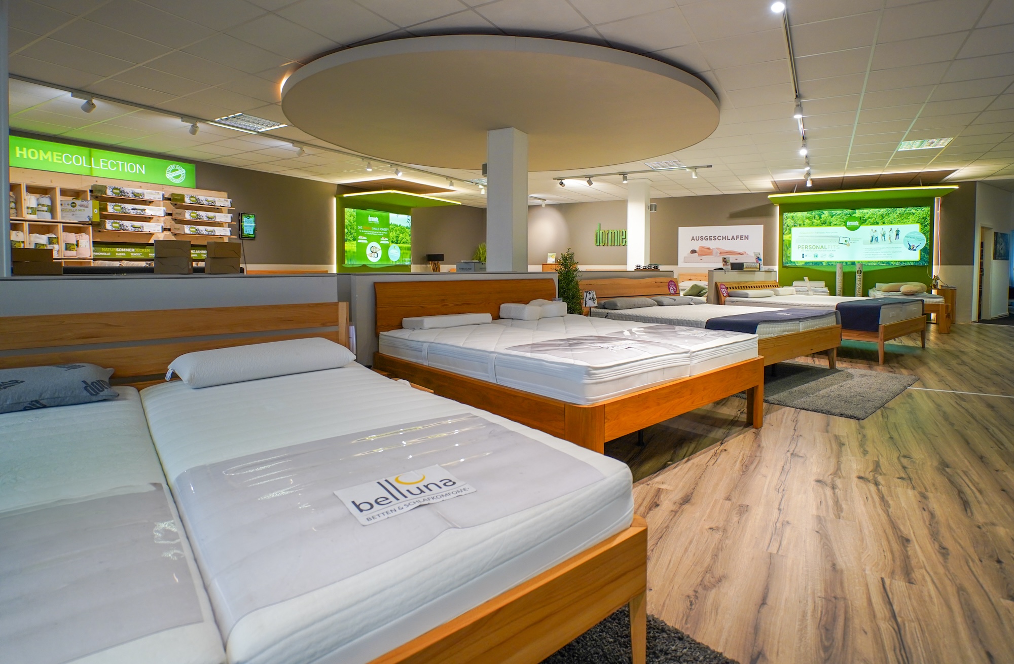 Frau testet Matratze beim Probeliegen im belluna Schlafstudio.