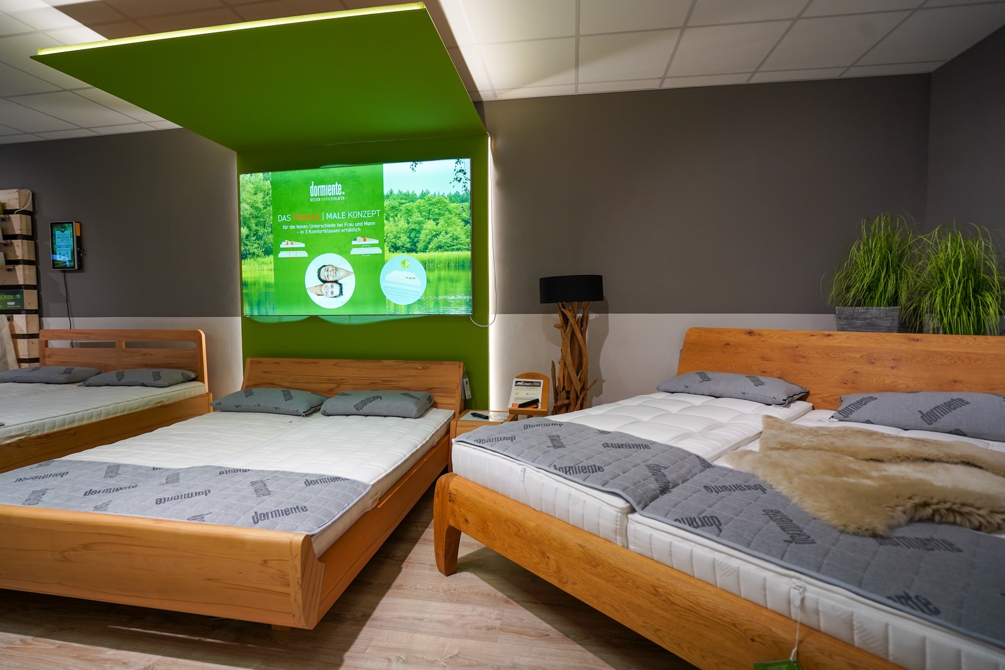 Bequeme Kleidung und entspannte Atmosphäre beim Probeliegen.