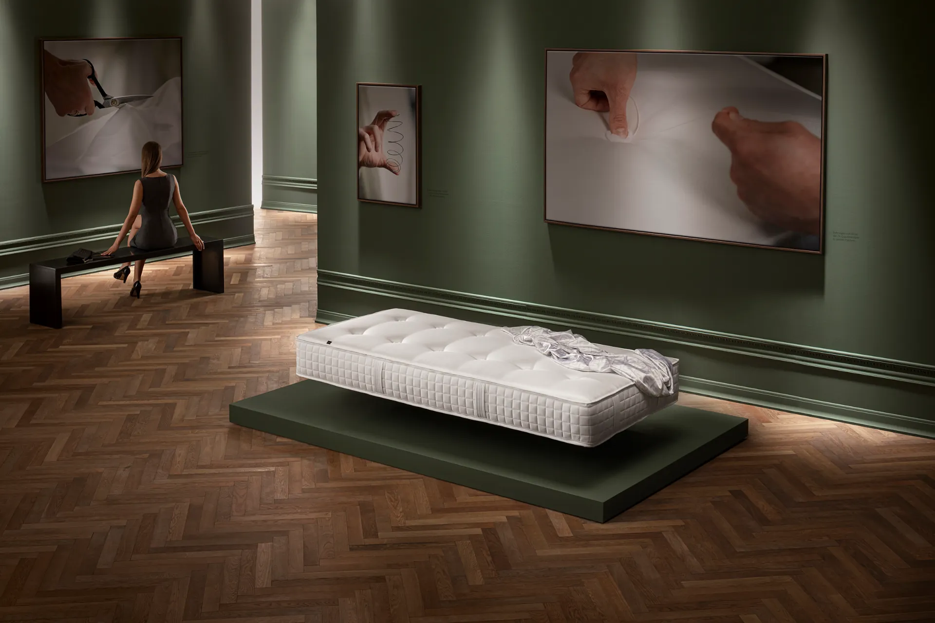 Kunde nimmt sich Zeit zum ausgiebigen Probeliegen.